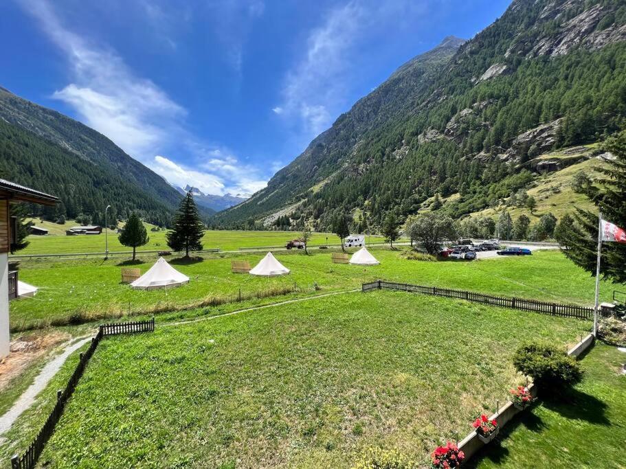 Pure Comfort! Entire Apartment With Abundant Space Near Zermatt With Parking! Tasch Ngoại thất bức ảnh