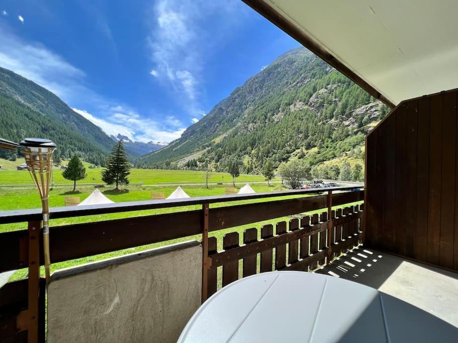Pure Comfort! Entire Apartment With Abundant Space Near Zermatt With Parking! Tasch Ngoại thất bức ảnh