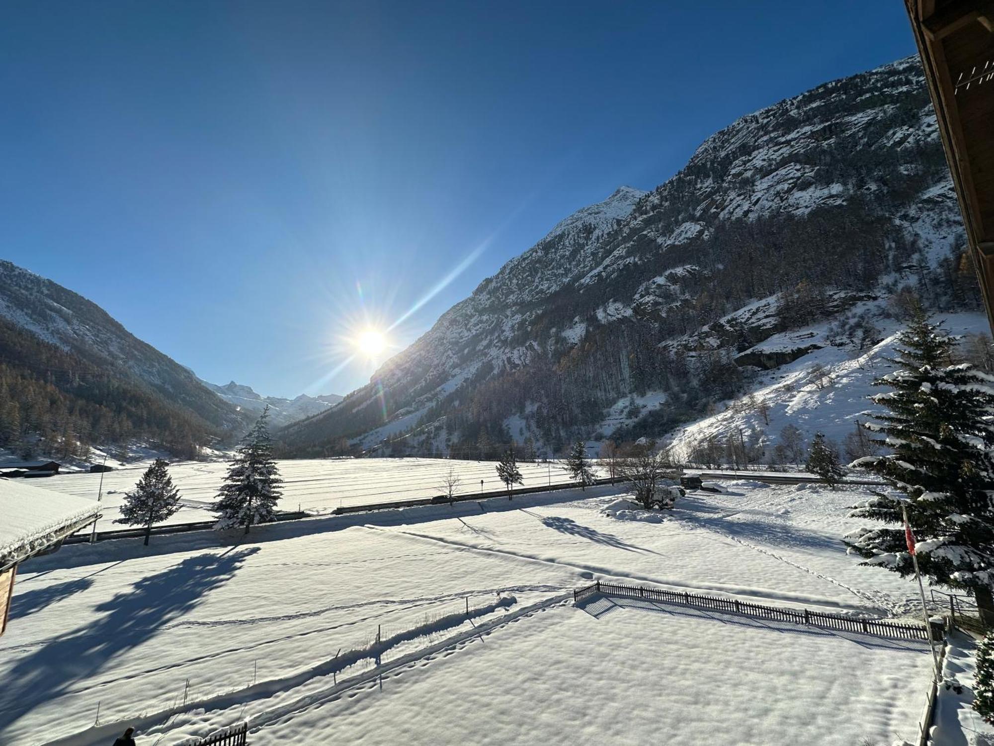 Pure Comfort! Entire Apartment With Abundant Space Near Zermatt With Parking! Tasch Ngoại thất bức ảnh